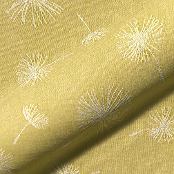 Gelber Stoff mit floralem Muster von Pusteblumen in Weiß. Der Stoff eignet sich für die Herstellung von Vorhängen und Dekorationen. Qualität und Design sind auf hochwertige Verarbeitung ausgelegt.