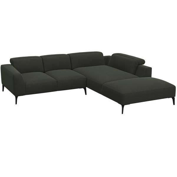 Graues Ecksofa aus hochwertigem Material mit offenen Enden und modernen, schlanken Beinen. Es bietet komfortable Sitzfläche und hohe Rückenkissen für optimalen Sitzkomfort.