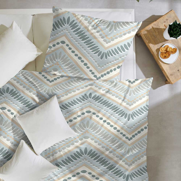 Bettwäsche im grafischen Dessin mit Chevron-Muster in Blau- und Beigetönen sowie passendem Kopfkissen. Die Renforce Baumwoll-Bettwäsche ist sofort versandfertig und kostet 30,00 €.