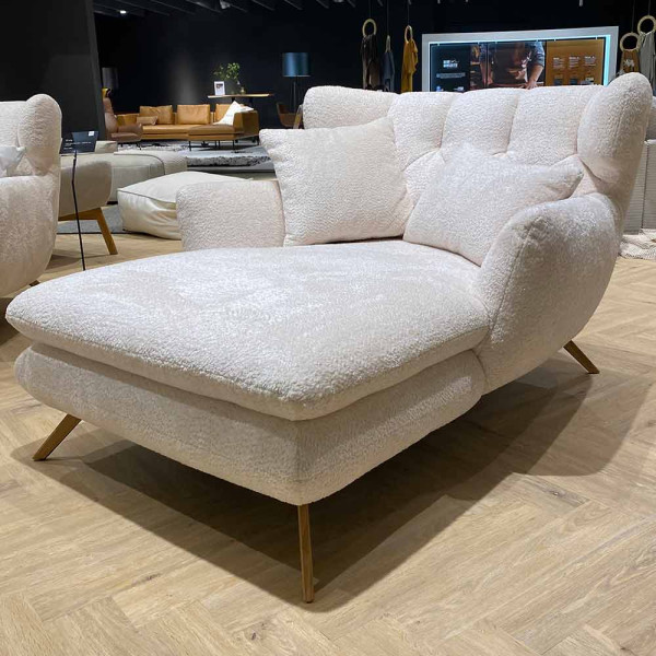 Beiger Sessel mit hellem Polsterbezug und goldenem Gestell. Der Sessel hat eine bequeme, breite Sitzfläche und gepolsterte Rückenlehne für zusätzlichen Komfort.