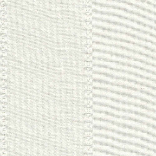 Heller, blickdichter Jacquard-Stoff in sanften Weißtönen liegt übereinander und zeigt feine Streifen. Dieser Stoff eignet sich ideal für maßgeschneiderte Vorhänge und Gardinen.