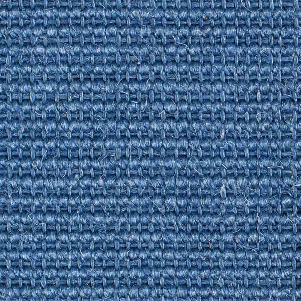 Blauer Sisal-Teppich mit strukturiertem Gewebe und schmalem, dunkelblauem Rand. Der Teppich wurde professionell nach Maß gefertigt und eignet sich für individuelle Gestaltung.