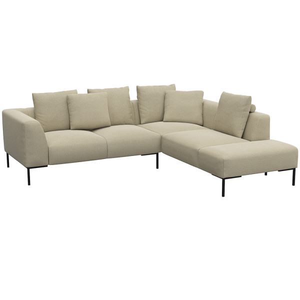 Helles, modernes Ecksofa SAVA mit offenem Ende. Das Sofa besitzt mehrere bequeme Kissen und steht auf schwarzen Metallbeinen. Es eignet sich ideal für stilvolle Wohnräume.