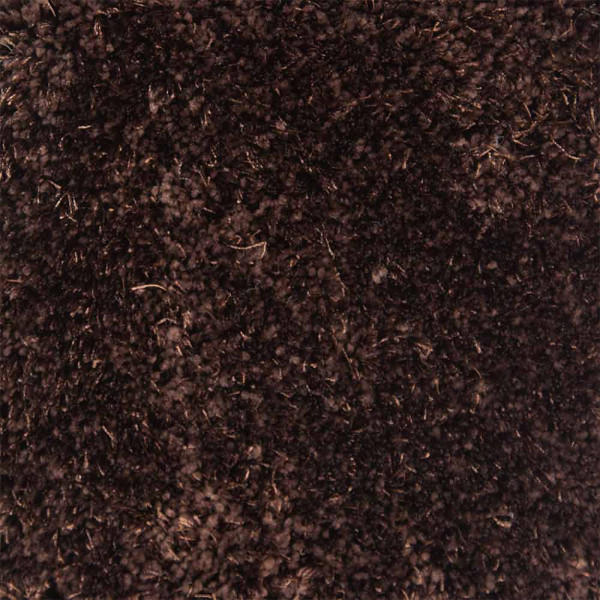 Dunkelbrauner, hochfloriger Teppich liegt flach auf dem Boden. Die weichen Fasern sind dicht und wirken einladend, ideal für gemütliche Räume.