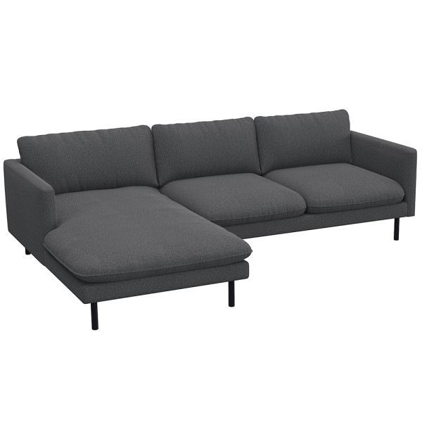 Beige Chaiselongue-Sofa BOLZANO mit drei Rückenkissen und einem seitlichen Liegelement steht auf dünnen schwarzen Füßen. Das Sofa hat eine moderne, schlichte Form und edle Textur.
