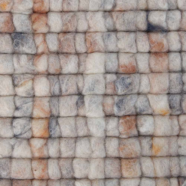 Zarter Webteppich in Beige, bestehend aus Schurwolle. Die strukturierte Oberfläche zeigt kleine, runde Muster und verleiht dem Raum eine gemütliche Atmosphäre. Ideal für nachhaltige Einrichtungsstile.