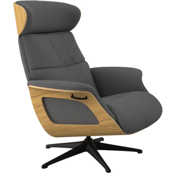 Relaxsessel Clement hat einen Holz-Korpus und ist mit einem grauen Polster ausgestattet. Der Sessel bietet komfortable Sitzmöglichkeiten und ist drehbar. Der Preis liegt bei 1.399,00 €.