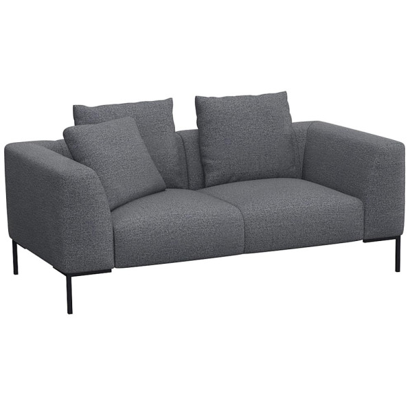 Helles, modernes Sofa in hellbeiger Farbe mit zwei Kissen. Es hat eine schlichte, rechteckige Form und steht auf schwarzen Beinen. Die Oberfläche wirkt einladend und bequem.