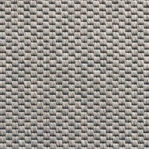 Grau-gestreifter Teppichboden mit einer gleichmäßigen, webartigen Struktur bildet die Grundlage. Die Textur wirkt robust und langlebig, ideal für Innenräume.