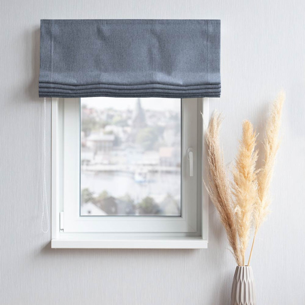 Graublauer Dekostoff mit feiner Struktur liegt leicht gefaltet. Der Stoff eignet sich für Vorhänge und wird in verschiedenen Farben angeboten. Hochwertige Materialien garantieren Langlebigkeit.