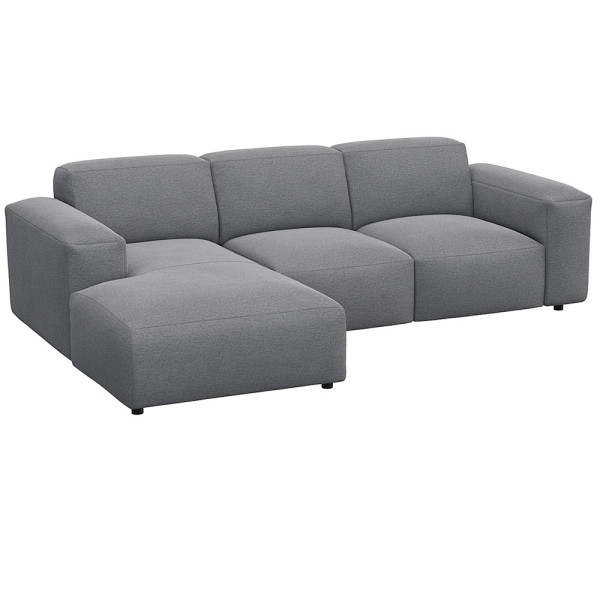Graues Sofa LUCERA mit Chaiselongue. Es besteht aus hochwertigen Materialien und bietet eine moderne, komfortable Sitzgelegenheit für Wohnzimmer. Das Design ist geradlinig und ansprechend.