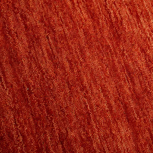 Roter Woll-Teppich in einfarbigem Design liegt flach auf einer Oberfläche. Die Struktur ist gleichmäßig und glatt. Größenoptionen sind in verschiedenen Maßen erhältlich.