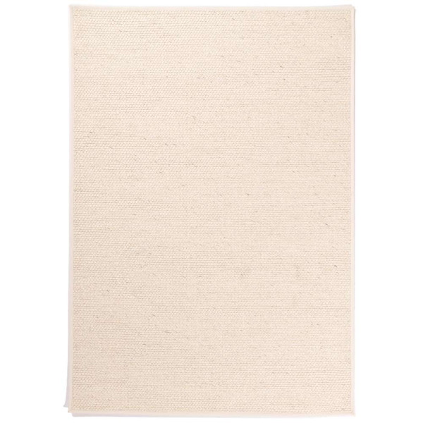 Hellbeige Teppich nach Maß mit feiner Struktur steht bereit. Er zeigt eine Baumwoll-Einfassung und eignet sich ideal für verschiedene Wohnräume. Qualität und Anpassungsmöglichkeiten sind betont.