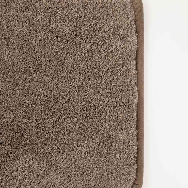 Taupefarbener Kurzflor-Webteppich mit flauschiger Oberfläche. Der Teppich eignet sich für individuelle Maßanfertigungen und wird aus hochwertigen Materialien hergestellt. Ideal für moderne Wohnräume.