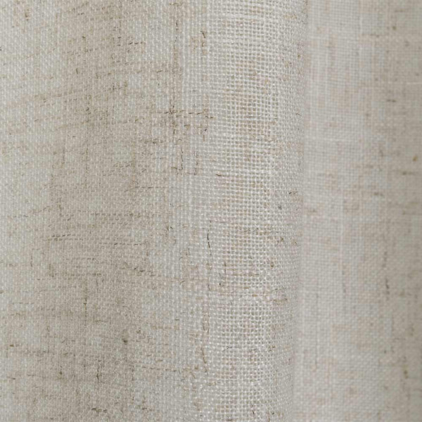 Helle, halbtransparente Vorhänge in Taupe auf einer silbernen Stange. Die Faltenstruktur sorgt für eine elegante Optik und lässt Licht sanft durch den Stoff scheinen.