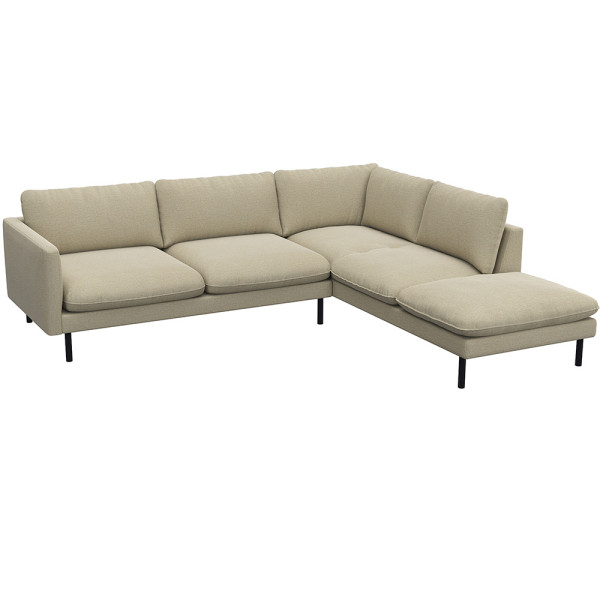 Grau, modernes Ecksofa BOLZANO mit offenem Ende steht auf schwarzen Metallbeinen. Es besitzt große, weiche Kissen und bietet Platz für mehrere Personen. Ideal für ein gemütliches Wohnzimmer.