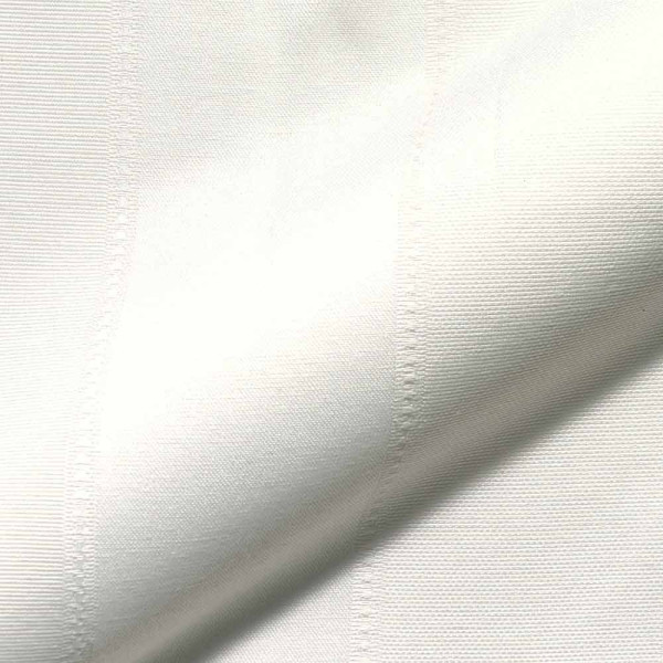 Heller, blickdichter Jacquard-Stoff in sanften Weißtönen liegt übereinander und zeigt feine Streifen. Dieser Stoff eignet sich ideal für maßgeschneiderte Vorhänge und Gardinen.