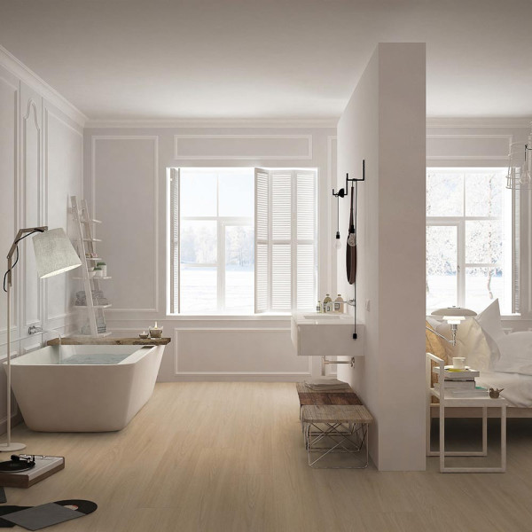 Hellbrauner Vinylboden mit Holzstruktur. Die Oberfläche zeigt natürliche Maserungen und Farbvariationen. Der Bodenbelag eignet sich für verschiedene Innenräume. Er hat eine Klebe-Verlegung und ist pflegeleicht.