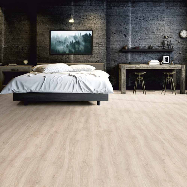 Hellbeige Klick-Vinylboden in Holzoptik zeigt gleichmäßige, leicht strukturierte Oberflächen mit einer natürlichen Holzmaserung. Der Boden eignet sich für vielseitige Anwendungen und zeichnet sich durch hochwertige Verarbeitung aus.