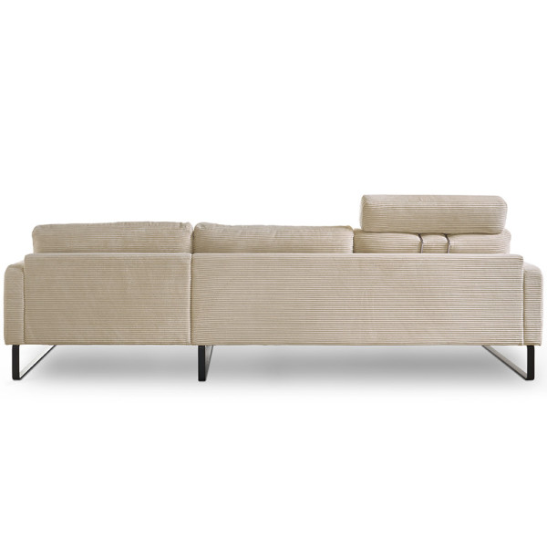 Moderne Cordsofa Ricadi mit beige-farbenem Bezug und seitlichem Liegeelement. Das Sofa hat eine Stahl-Wellenunterfederung und steht auf einem schlichten, schwarzen Metallgestell.