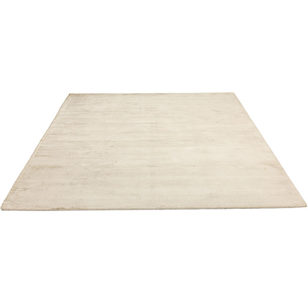 Cremefarbener, seidenglänzender Webteppich Diamond liegt auf dem Boden. Der Teppich zeigt eine gleichmäßige, glatte Oberfläche ohne Muster oder Texturen.