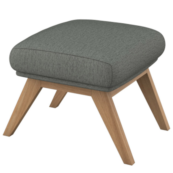 Grauer Stoffhocker mit quadratischer Sitzfläche und vierbeinigem Holzgestell aus Eiche steht auf dem Boden. Der Hocker präsentiert eine moderne und minimalistische Form.