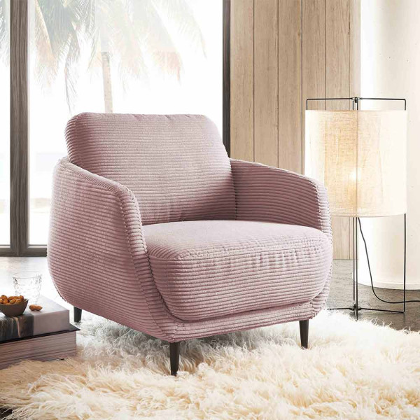 Cordsessel Liv in hellrosa Farbe mit Rillenstruktur. Der Sessel hat eine Stahl-Wellenunterfederung und steht auf schwarzen Füßen. Ideal für moderne Wohnräume.