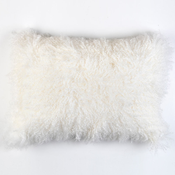 Gemütliche Kissenhülle aus echtem Lammfell in Weiß. Das Kissen hat eine flauschige Oberfläche und misst 40 x 60 cm. Es eignet sich zur Dekoration und bietet besonderen Komfort.