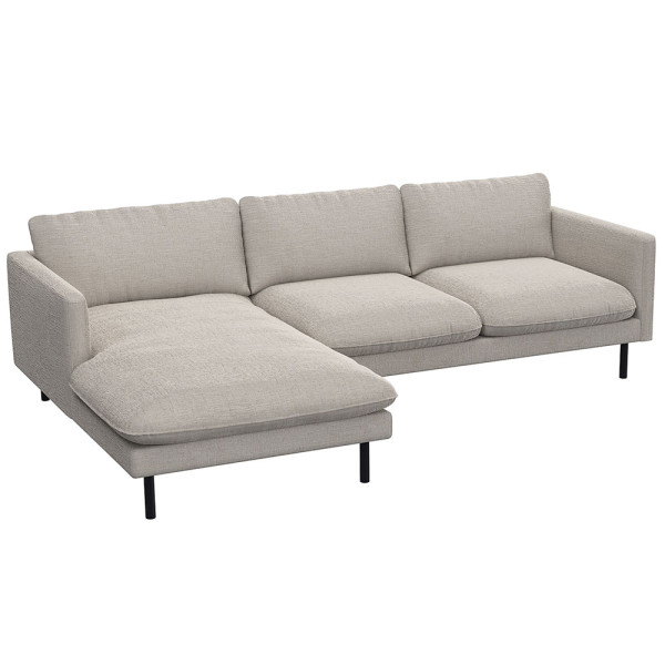 Beige Chaiselongue-Sofa BOLZANO mit drei Rückenkissen und einem seitlichen Liegelement steht auf dünnen schwarzen Füßen. Das Sofa hat eine moderne, schlichte Form und edle Textur.