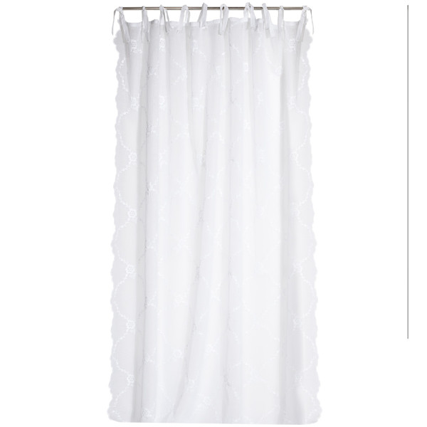 Weißer Schlaufen-Vorhang Ruby VAN DEURS DANMARK hängt an einer silbernen Stange. Der Vorhang zeigt eine feine florale Stickerei und wird in Stückpreisen von 59,99 € und 64,99 € angeboten.