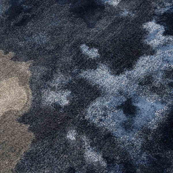 Moderner Kurzflorteppich mit Marmordesign in Blau, der sanfte Wellenmuster aufzeigt. Die Farben variieren zwischen Dunkelblau, Hellblau und Beige, was ihn zu einem stilvollen Wohnaccessoire macht.