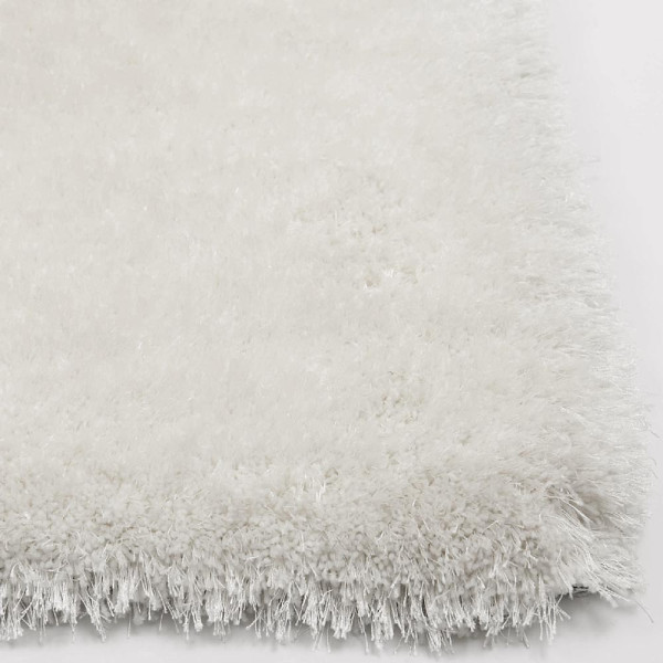 Kuschelweicher Hochflorteppich in Weiß mit flauschigem Material. Der Teppich bietet eine hohe Gemütlichkeit und eignet sich zur individuellen Gestaltung. Maße sind nach Kundenwunsch anpassbar.