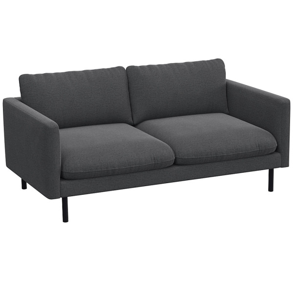 Graues Sofa mit zwei breiten Kissen und schmalen Armlehnen steht auf schlanken, schwarzen Beinen. Das Design ist modern und schlicht, geeignet für verschiedene Wohnstile.