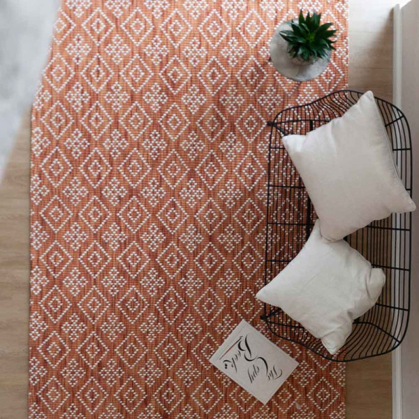 Kupferfarbener Naturteppich aus 100% Wolle mit dekorativem, geometrischem Muster in Diamantenform. Der Teppich ist sofort versandfertig und kostenpflichtig.