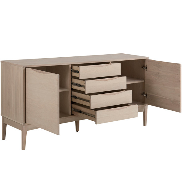 Stylishe Anrichte aus geölter Eiche mit zwei Türen und drei Schubladen steht auf vier schmalen Beinen. Die Oberfläche ist glatt und in einem hellen Holzton gehalten.