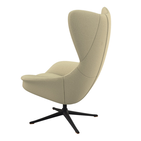 Beige Relaxsessel Stilo steht auf einem schmalen Metallfuß. Die geschwungene Form bietet Komfort und elegantes Design für Wohnzimmer oder Büros. Erhältlich für 1.119,00 €.