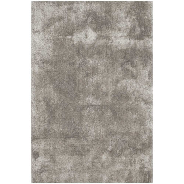 Hochfloriger, kuscheliger Teppich in Hellgrau liegt auf einem glatten Untergrund. Die Teppichkanten sind weich und zeigen ein flauschiges, einheitliches Texturmuster.