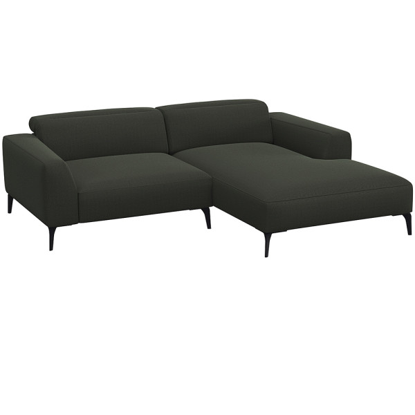 Beige Chaiselongue-Sofa mit klaren Linien und niedrigem Rücken, bestehend aus strapazierfähigem Material. Es bietet eine geräumige Liegefläche und elegante, schwarze Beine.