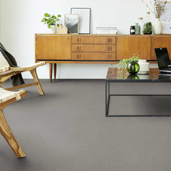 Grauer PVC-Bodenbelag mit feiner Textur im Dekor Nature Cold Medium Grey. Der Preis beträgt 39,99 € pro Quadratmeter. Der Produktname ist Tarkett PVC Ruby 70 Acoustic.