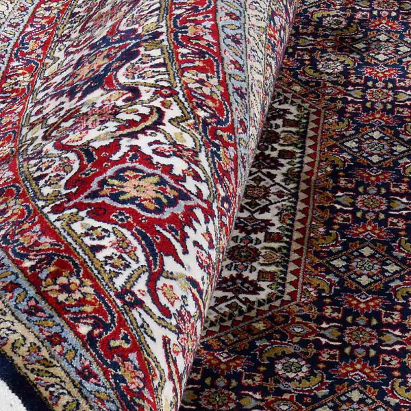 Klassischer Bidjar Teppich in rot mit kunstvollen floralen Mustern. Der Teppich zeigt eine zentrale Medaille und verleiht jedem Raum Eleganz. Durchmesser: 160 cm.