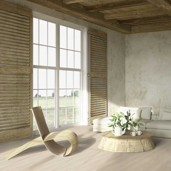 Beiger Designboden mit Holzoptik, der eine helle und moderne Atmosphäre schafft. Die Dielen sind verlegt und gleichmäßig angeordnet. Die Oberfläche zeigt feine Holzmaserungen.