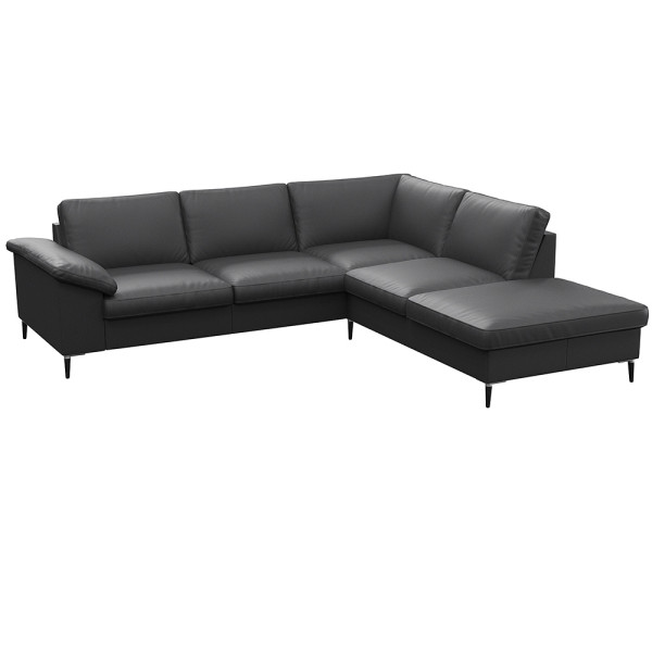 Braunes Ecksofa FIORE mit offenen Enden steht in einem modernen Raum. Es hat eine stilvolle, gepolsterte Oberfläche und schlanke Beine, geeignet für komfortable Sitzgelegenheiten.