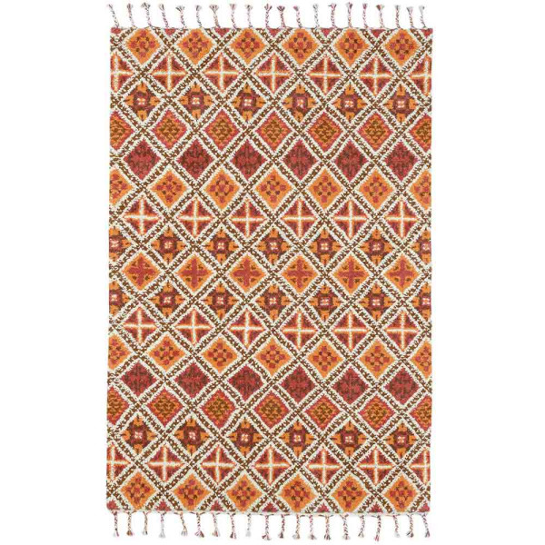 Terracottafarbener Teppich mit geometrischem Muster in gelb, rot und grün. Der Teppich hat Fransen an der Oberkante und misst 170 x 240 cm.