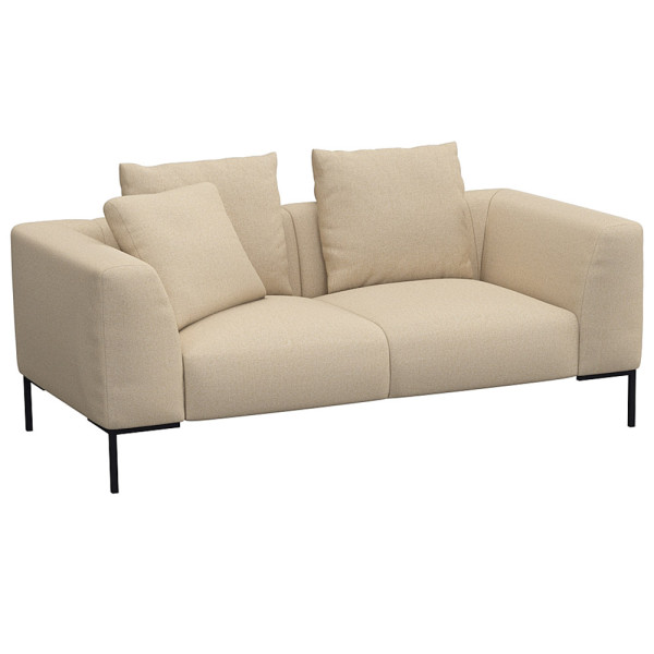 Helles, modernes Sofa in hellbeiger Farbe mit zwei Kissen. Es hat eine schlichte, rechteckige Form und steht auf schwarzen Beinen. Die Oberfläche wirkt einladend und bequem.