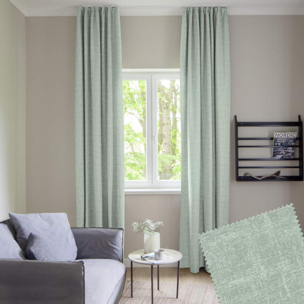 Mintfarbener, strukturierter Gardinenstoff des Typs Tingley liegt schräg gefaltet. Die Oberfläche erscheint glatt und leicht glänzend. Der Stoff eignet sich für individuelle Maßanfertigungen.