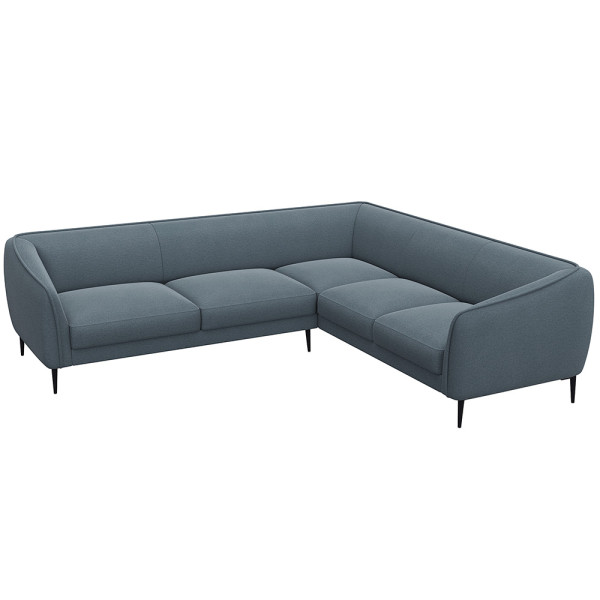 Ecksofa BELLE in hellem Stoff mit gepolsterten Sitzflächen und schmalen schwarzen Beinen. Das Sofa bietet modernen Komfort und lädt zum Entspannen ein.