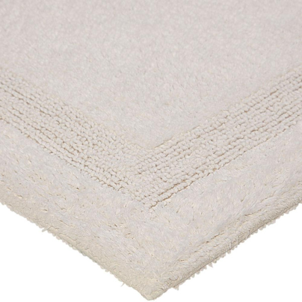 Weißer Badteppich Pia Hellström aus Baumwolle mit einer strukturierten Oberfläche und rechteckiger Form. Der Teppich ist für den sofortigen Versand verfügbar.