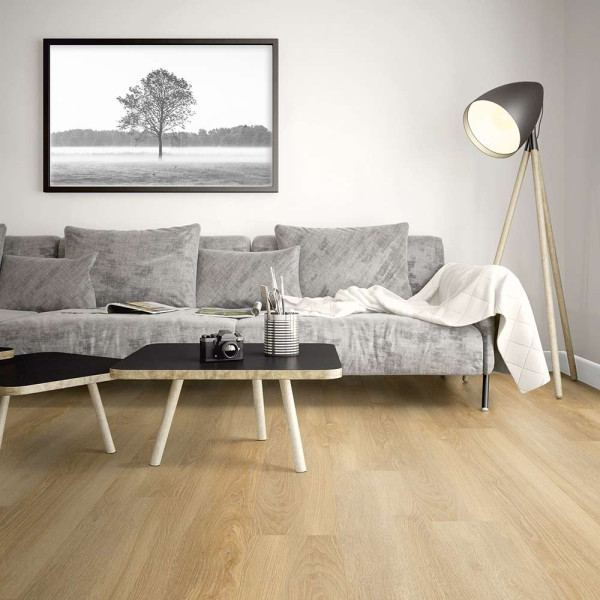 Helle, natürliche Eichenholzoptik auf dem Klick-Vinylboden zeigt verschiede Holzmaserungen. Die Oberfläche wirkt glatt und modern, ideal für Wohnräume oder Büros.