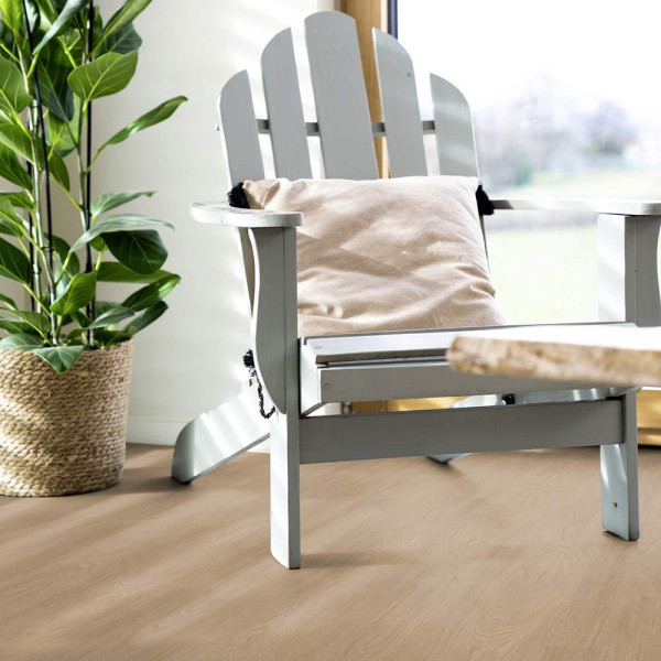 Hellbrauner Vinylboden mit Holzstruktur. Die Oberfläche zeigt natürliche Maserungen und Farbvariationen. Der Bodenbelag eignet sich für verschiedene Innenräume. Er hat eine Klebe-Verlegung und ist pflegeleicht.