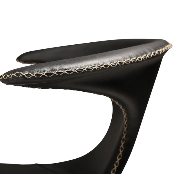 Schwarzer Stuhl mit einem einzigartigen Design aus Kunstleder und Holzbeinen. Der Stuhl Flair hat eine markante Rückenlehne und eignet sich für moderne Inneneinrichtungen.